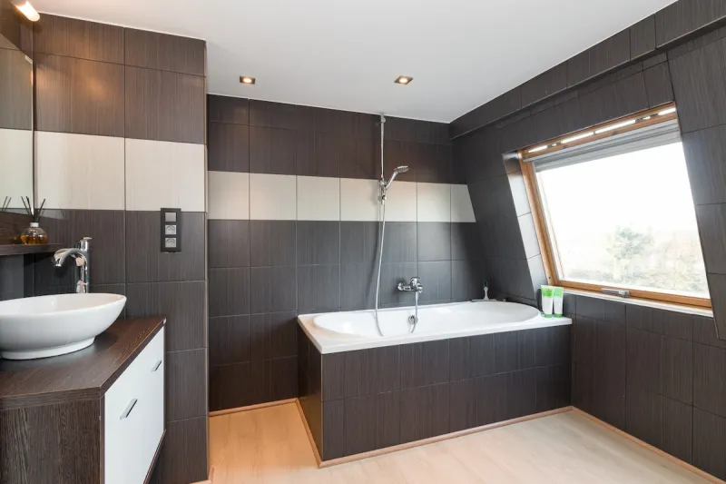 Instapklare badkamer na de schoonmaakwissel in een vakantiewoning in Brugge