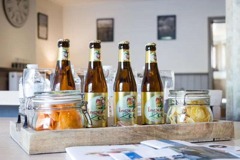 Welkomstpakket met streekbier, klaargezet voor de volgende gast
