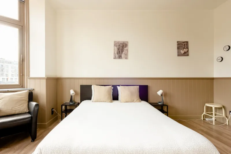 Slaapkamer met opgemaakt bed
