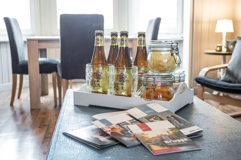 Welkomstpakket met streekbier en Brugge-gidsen, klaargezet voor gasten