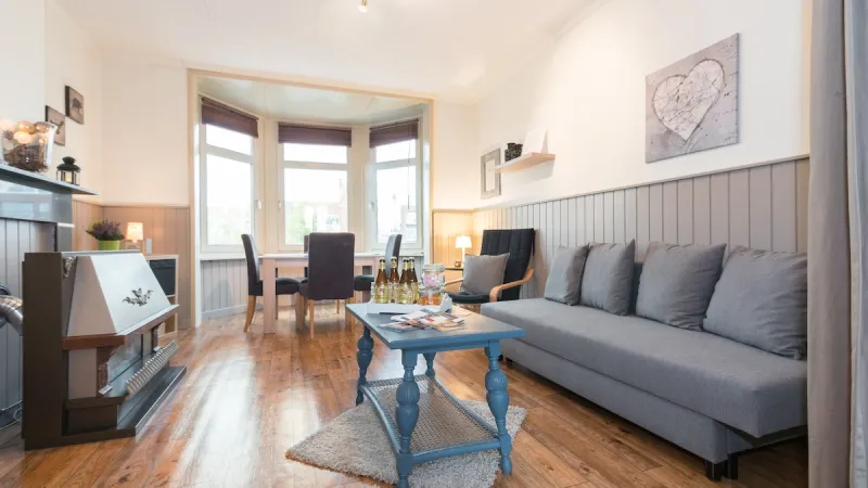 Woonkamer met erker en kanaalzicht in Charming Canal View