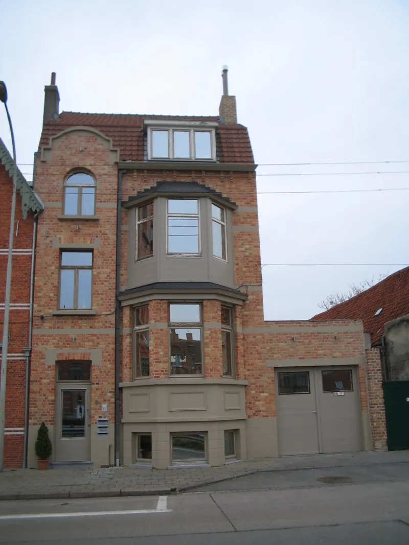 Gevel van een van de eigen vakantiewoningen van Kevin en Heidi bij de Damse Vaart in Brugge