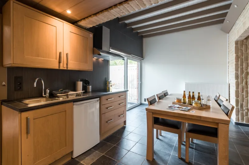 Keuken met houten kasten en eettafel