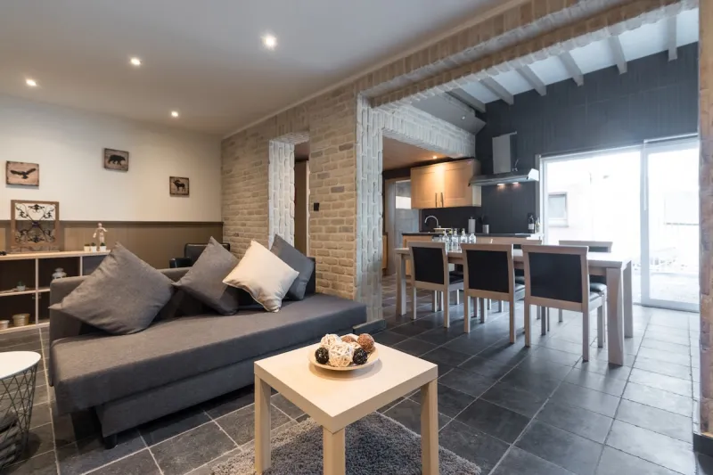 Leefruimte met steenbogen in Spacious Apartment
