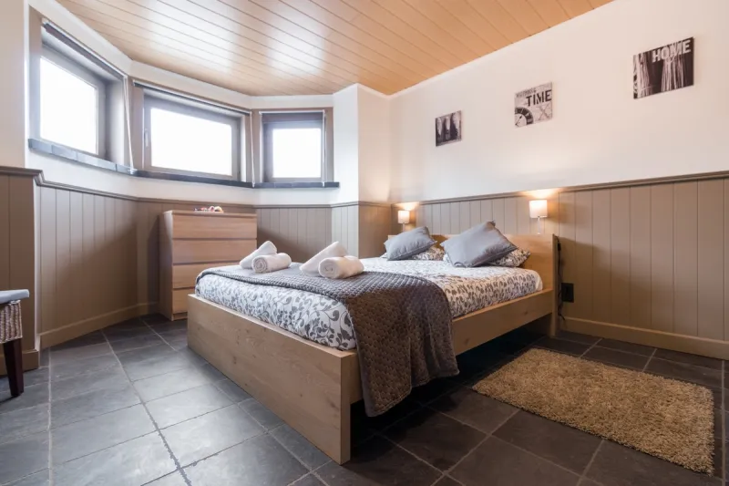 Instapklaar opgemaakte slaapkamer na de schoonmaakwissel